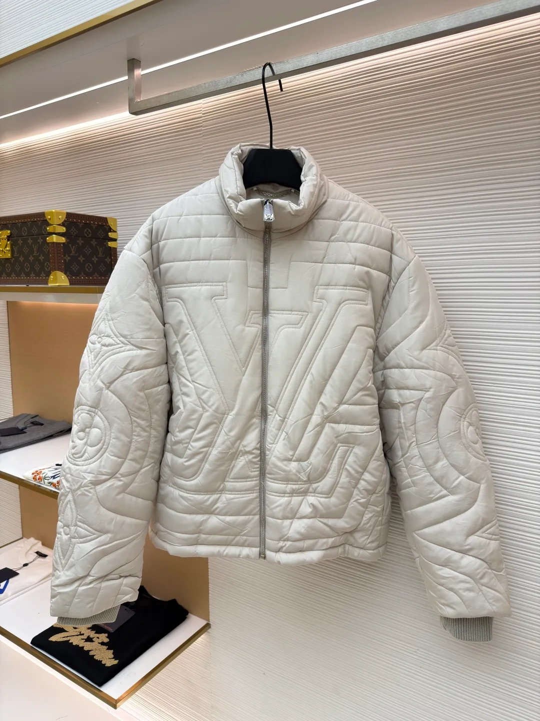 LOUIS VUITTON stand collar cotton jacket ●Original version: purchased and developed by 27775 ●Item number: 1681222-D15 ●Fabric: down fabric ●Technology: embroidery production ●Color: white ●Version: fitted version ●Weight: about 995 grams ●Size: S-M-L-XL ●Description: This diamond-shaped pattern is designed with gusseted cotton. It feels very comfortable. It is not only warm but also classy. The button-type opening and closing can highlight your temperament. The upper body is fashionable and versatile, suitable for various daily wear. It is one of the must-have items in winter. The overall wiring is straight and delicate, the fabric is comfortable and soft, and the color is consistent without color difference. It can be matched with the same style to create a fashionable look and control various occasions. Customized accessories, complete with three standards, same style for men and women!